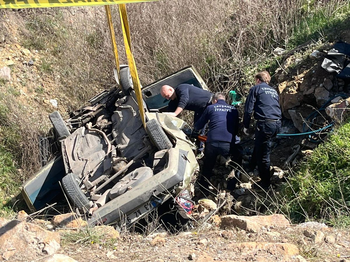 Tavşanlı'da çukura düşen otomobildeki 2 kişi öldü, 1 kişi yaralandı