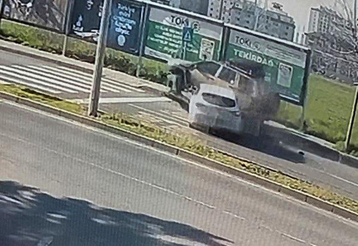Tekirdağ'da otomobilin park halindeki cipe çarptığı kaza kamerada