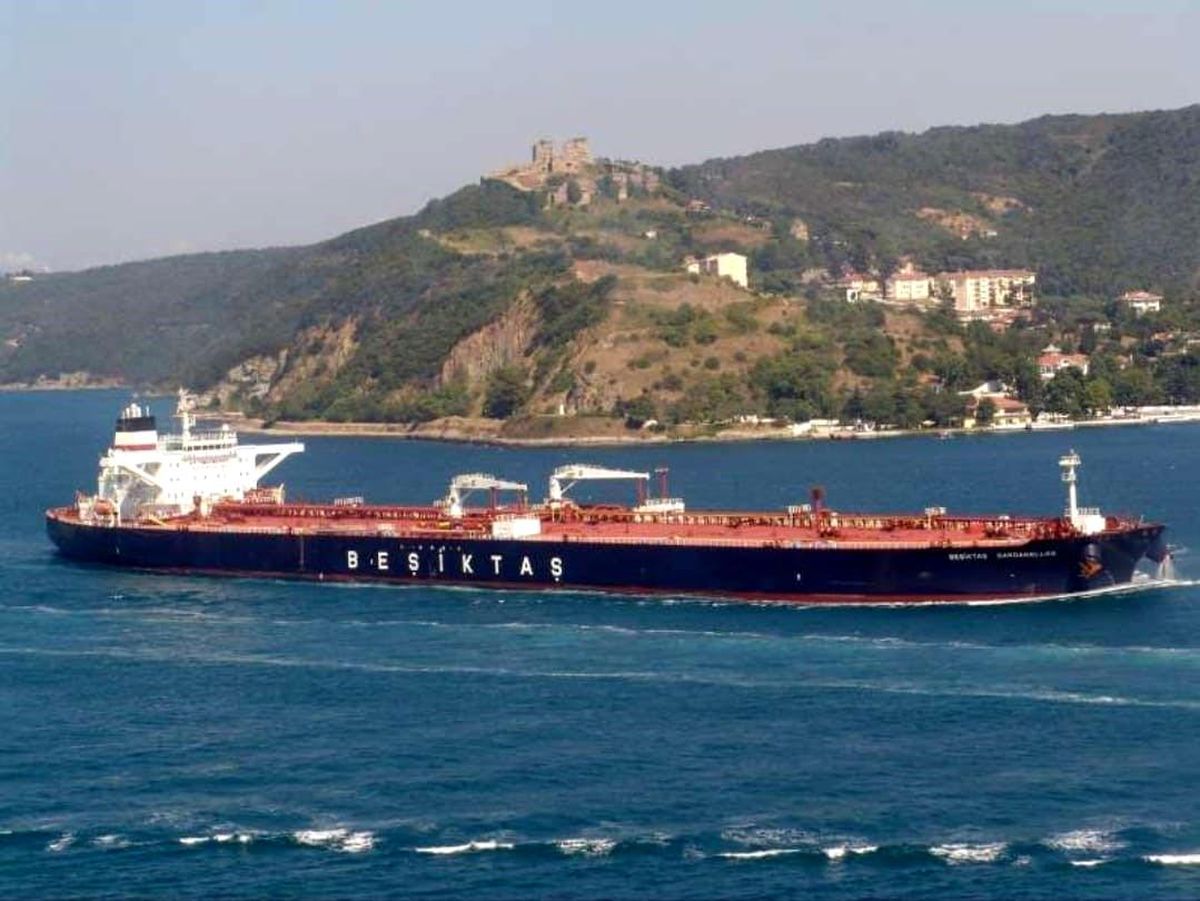 Türk şirketine ait ham petrol tankerinin Karadeniz açıklarında vurulduğu iddia edildi: O anlar telsiz konu...