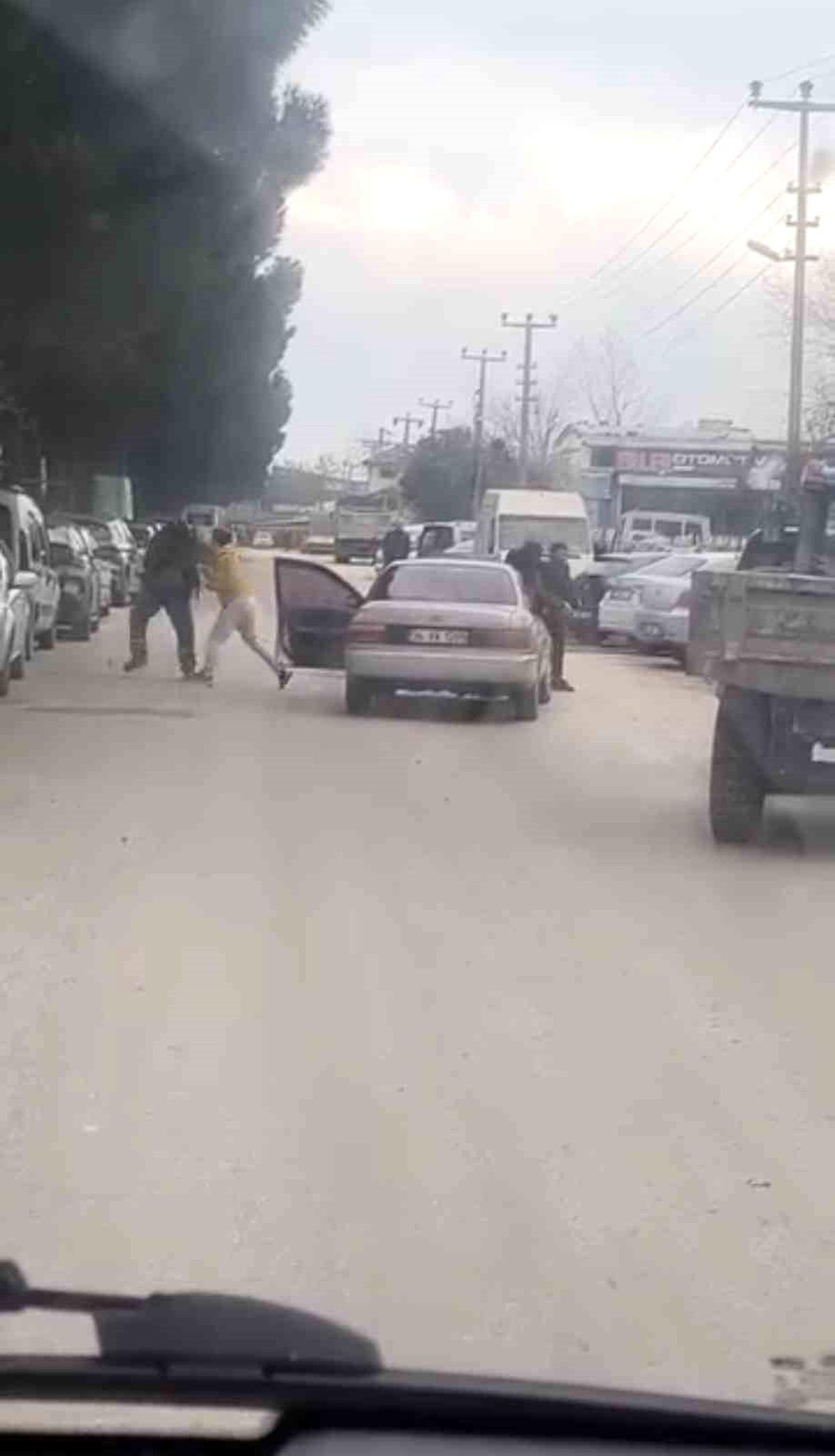 Yol ortasında yumruklu kavga kamerada