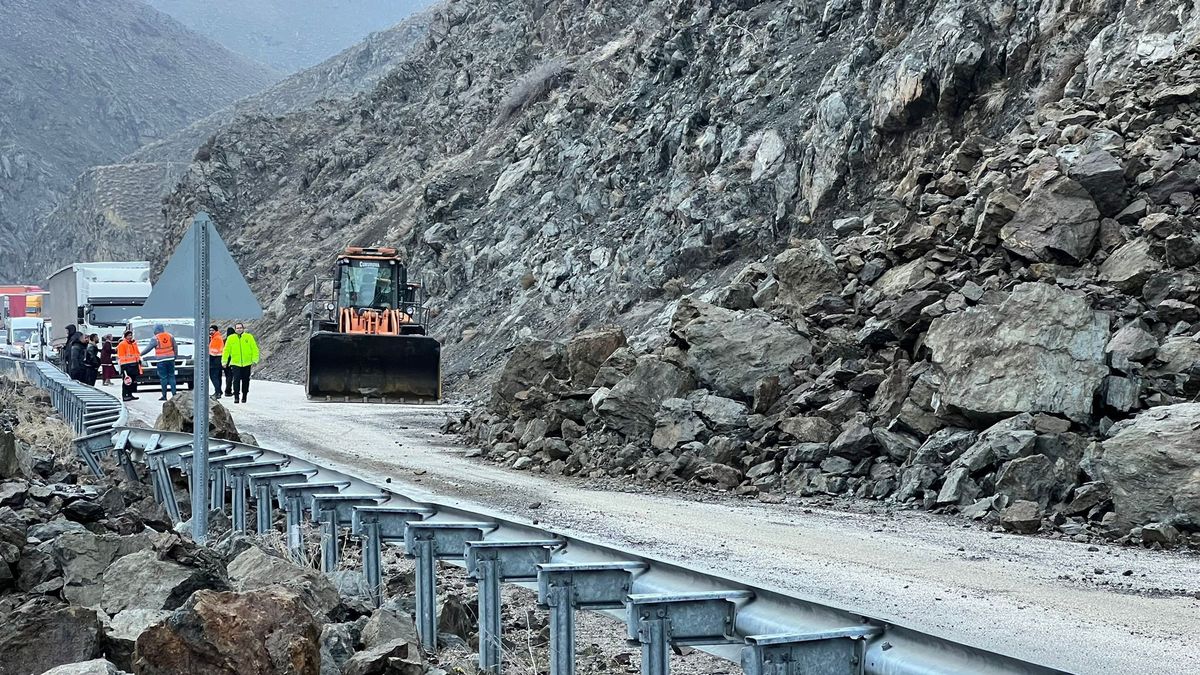 Yüksekova'da heyelan sonrası kapanan yol ulaşıma açıldı