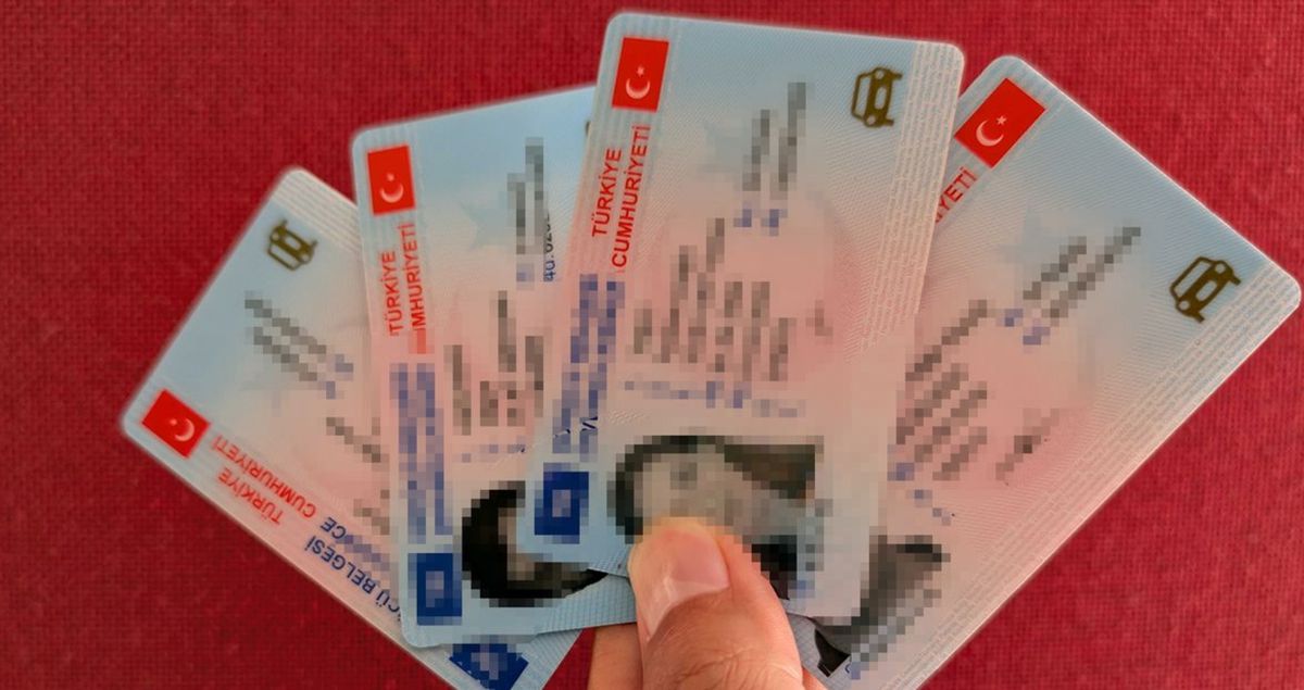 Arabada telefonla konuşmanın cezası nedir? Arabada telefonla konuşmak ehliyet puanını düşürür mü, cezası n...