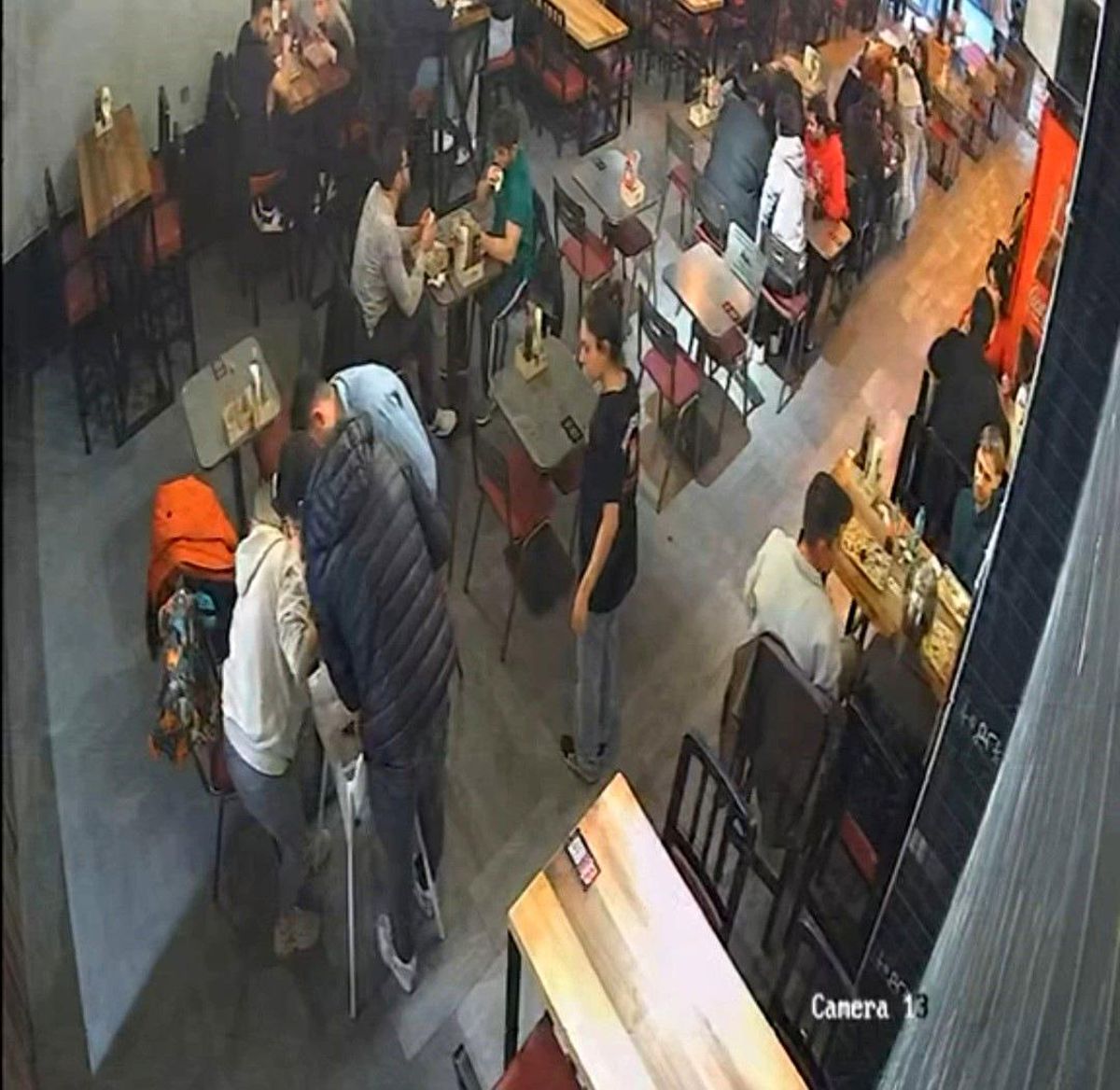 Bebeği Heimlich manevrası ile kurtardı