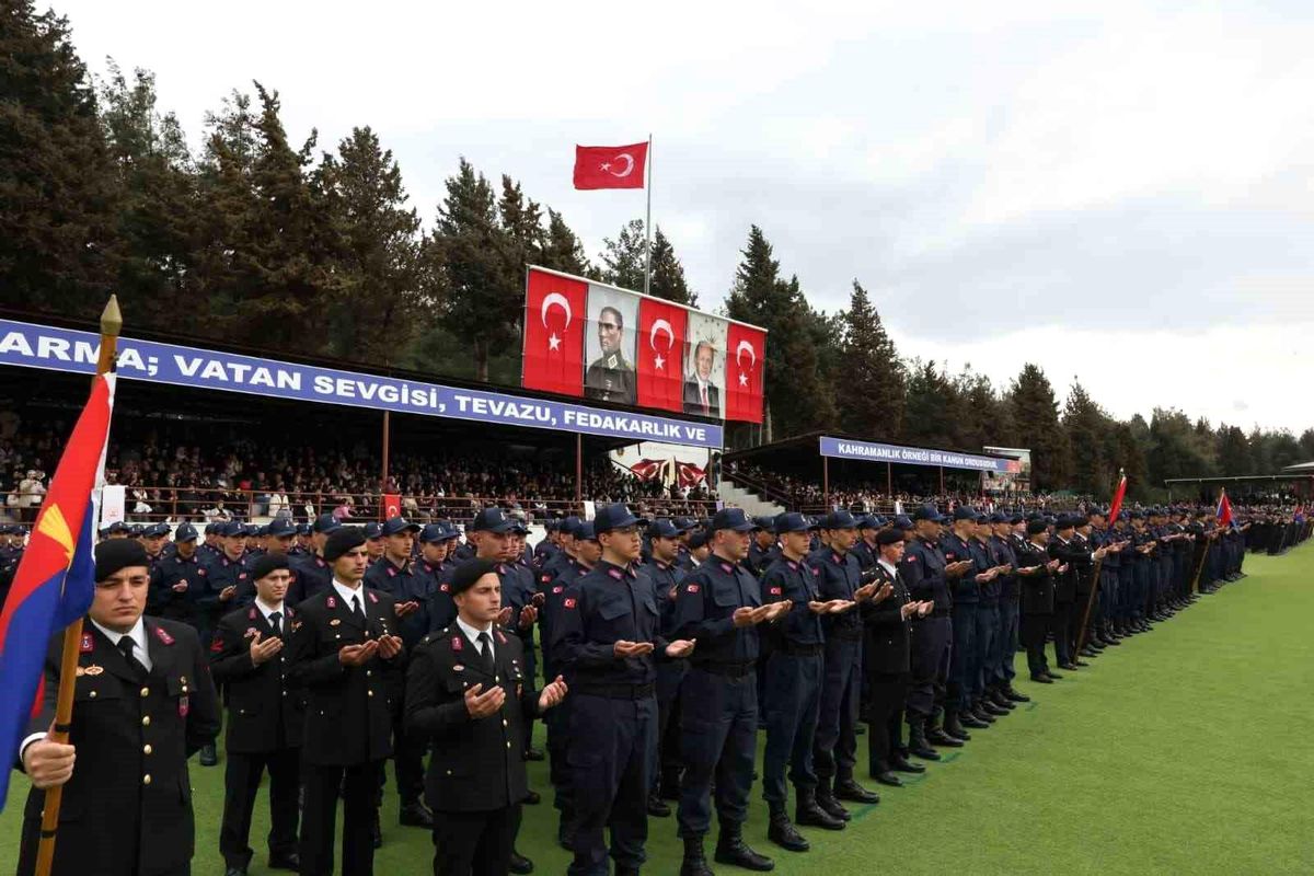 Çanakkale'de eğitimleri tamamlanan acemi erler yemin etti