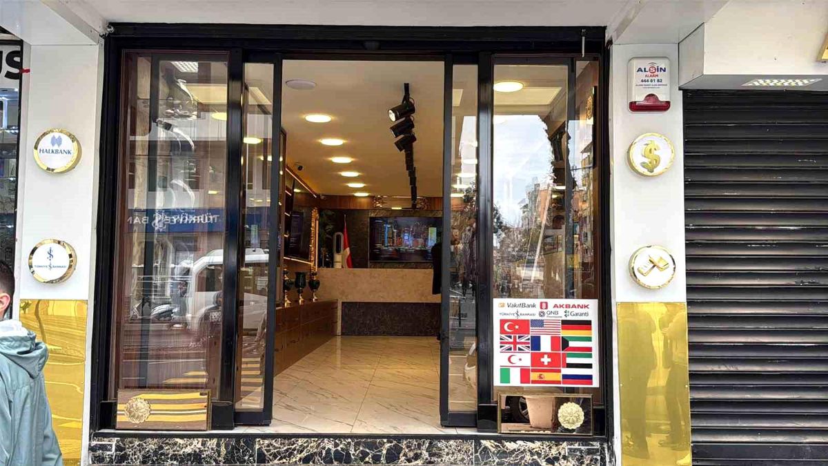 Diyarbakır'da motosikletli şahıslar kuyumcu dükkanını kurşunladı