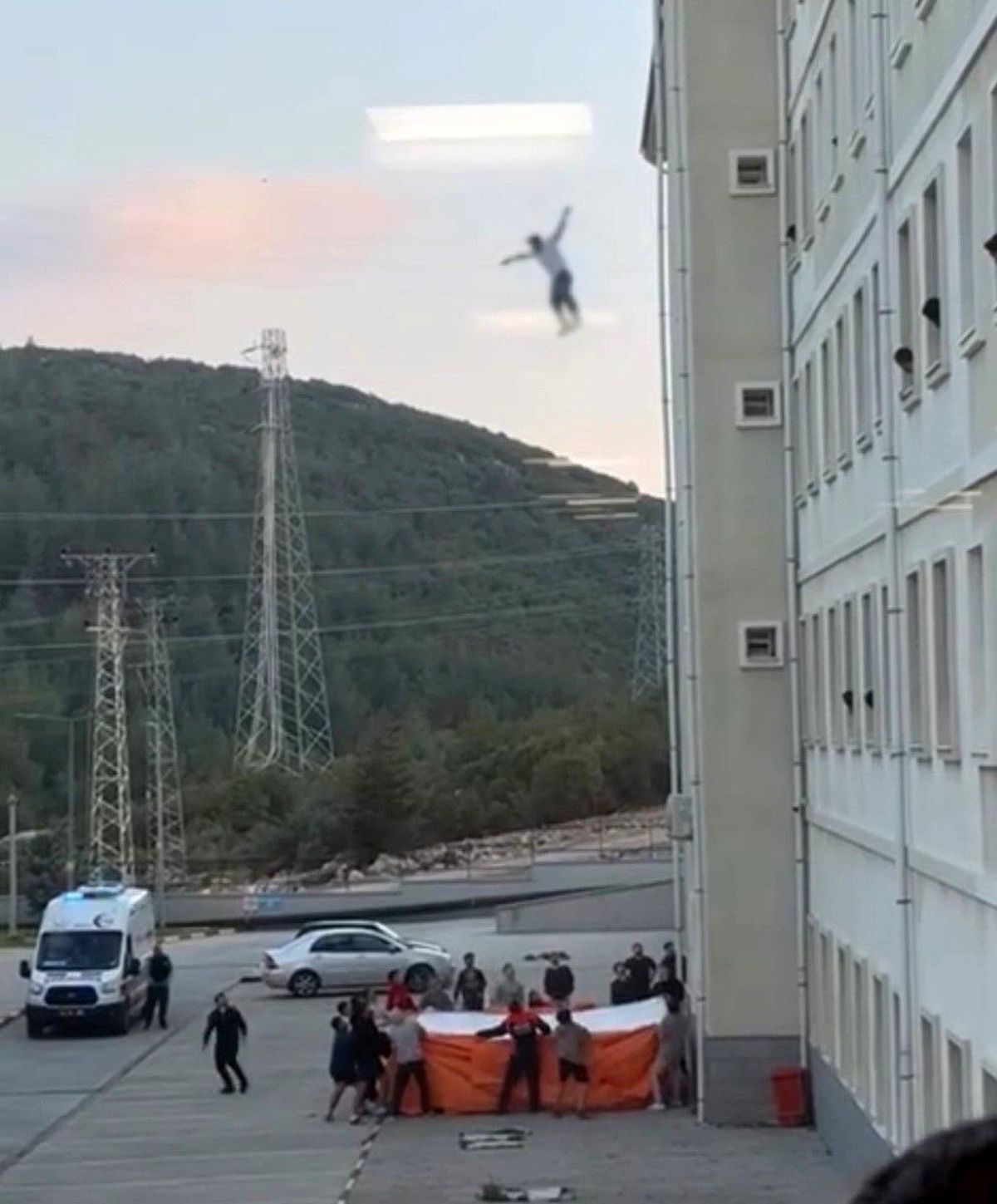 Muğla'da yurdun penceresinden atlayan genç hayatını kaybetti