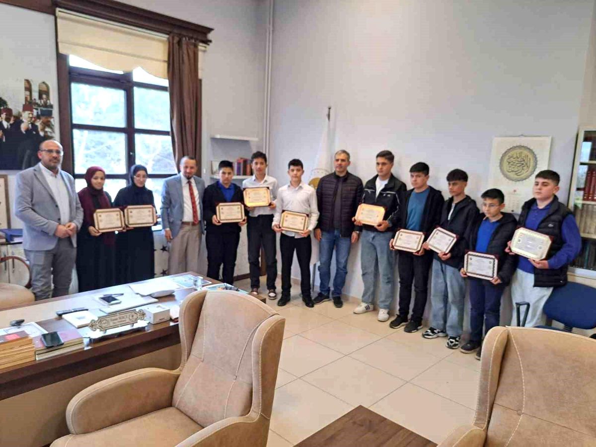 Simav'da 10 öğrenci Hafızlık Belgesini aldı