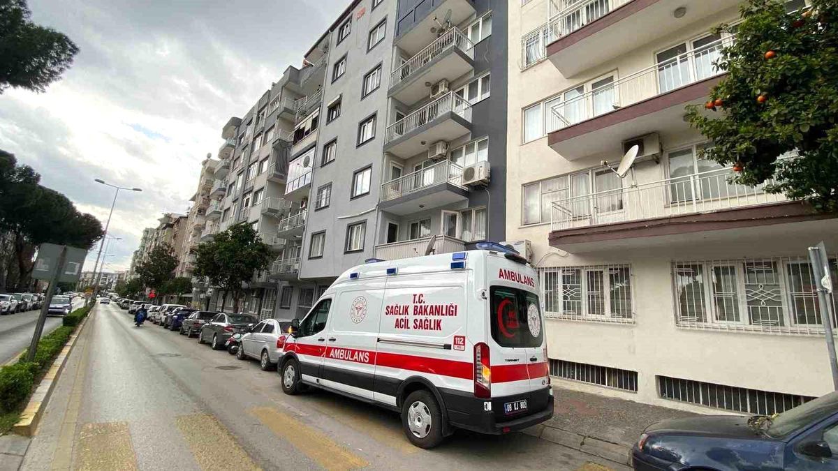 Yakınlarının haber alamadığı yaşlı kadın balkonda bulundu