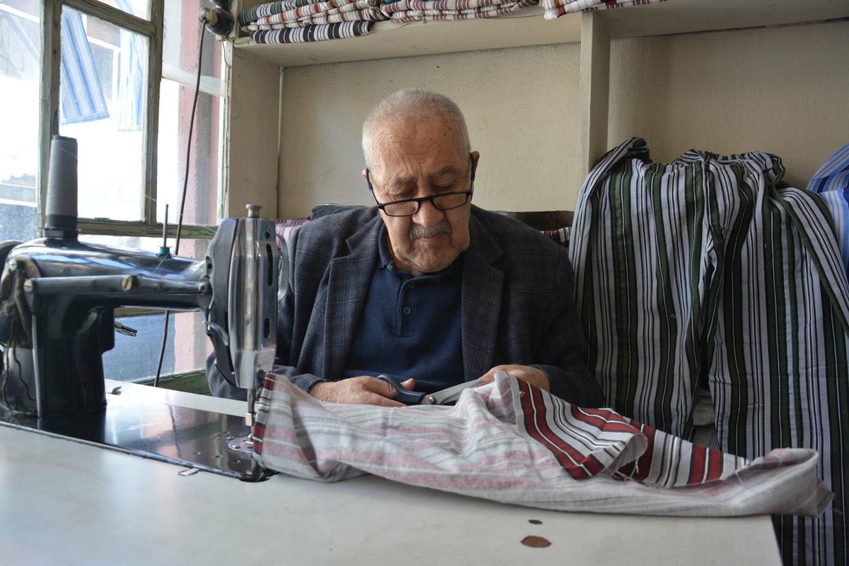 Manisa'da 60 yıllık terzi, çizgili pijama geleneğini yaşatıyor