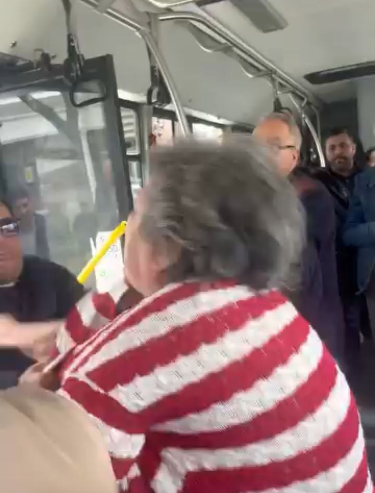 Bursa'da belediye otobüsündeki 'yer' kavgası kamerada