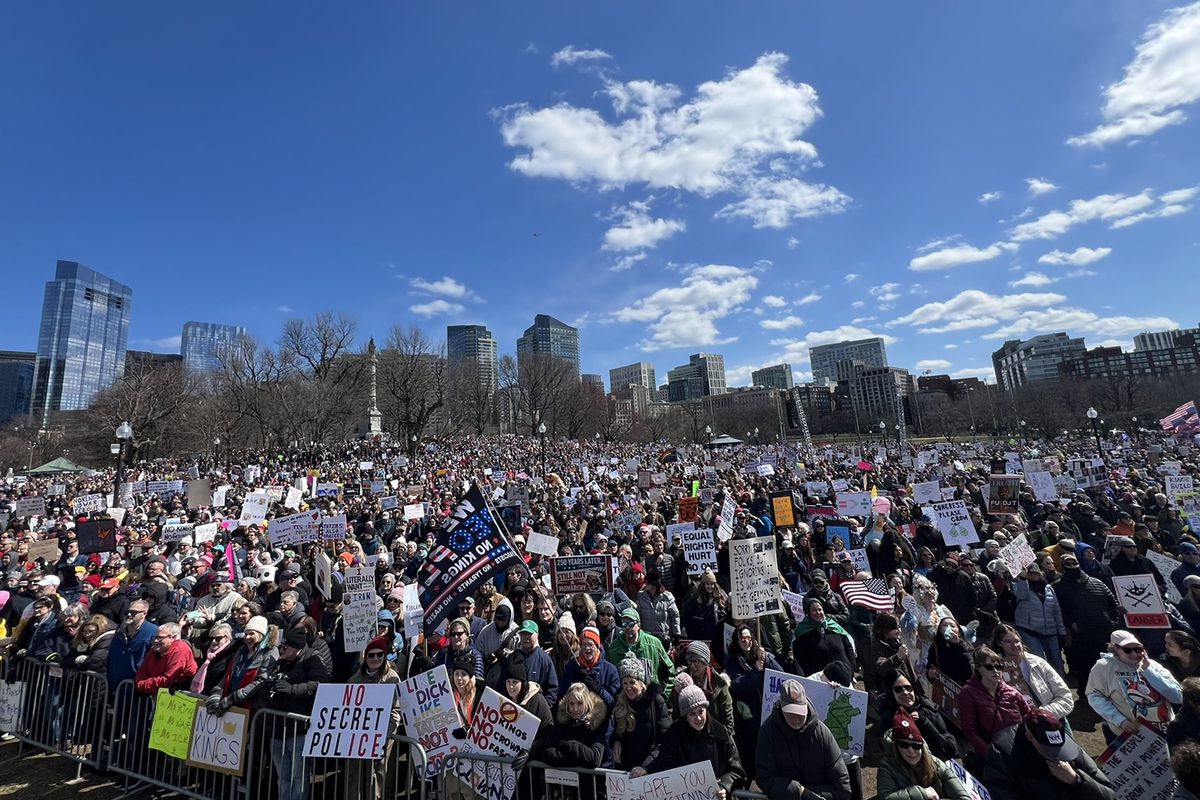 Beyaz Saray'ı da kuşattılar: "Krallara Hayır" diyen milyonlarca kişi Trump'a karşı sokağa çıktı