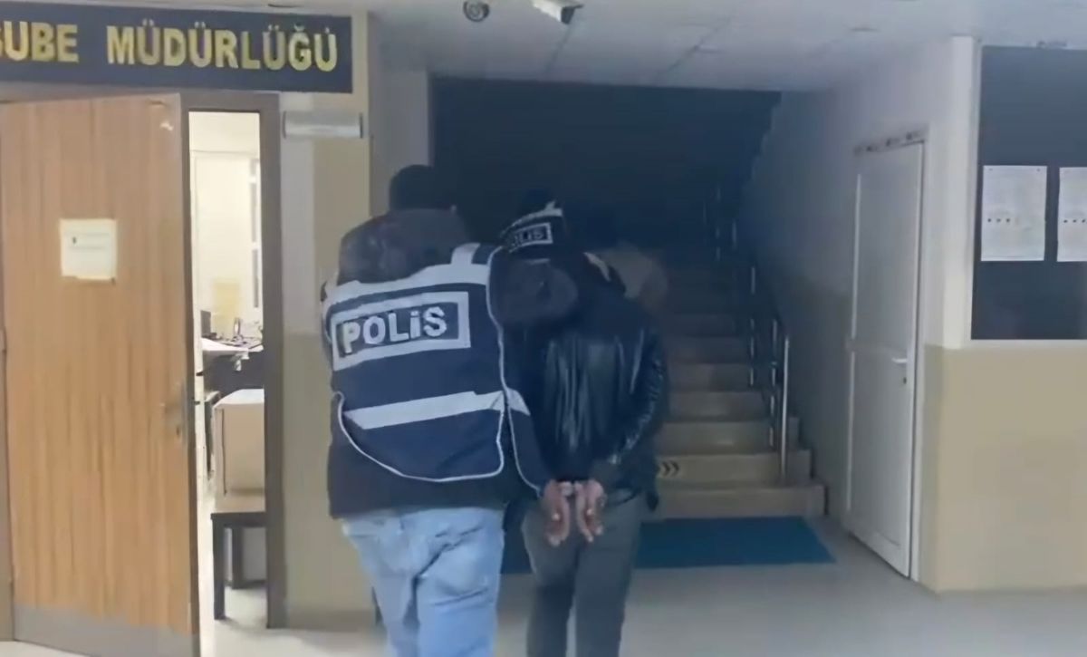 Hatay'da oto hırsızları yakalandı: Çalınan araç sahibine teslim edildi