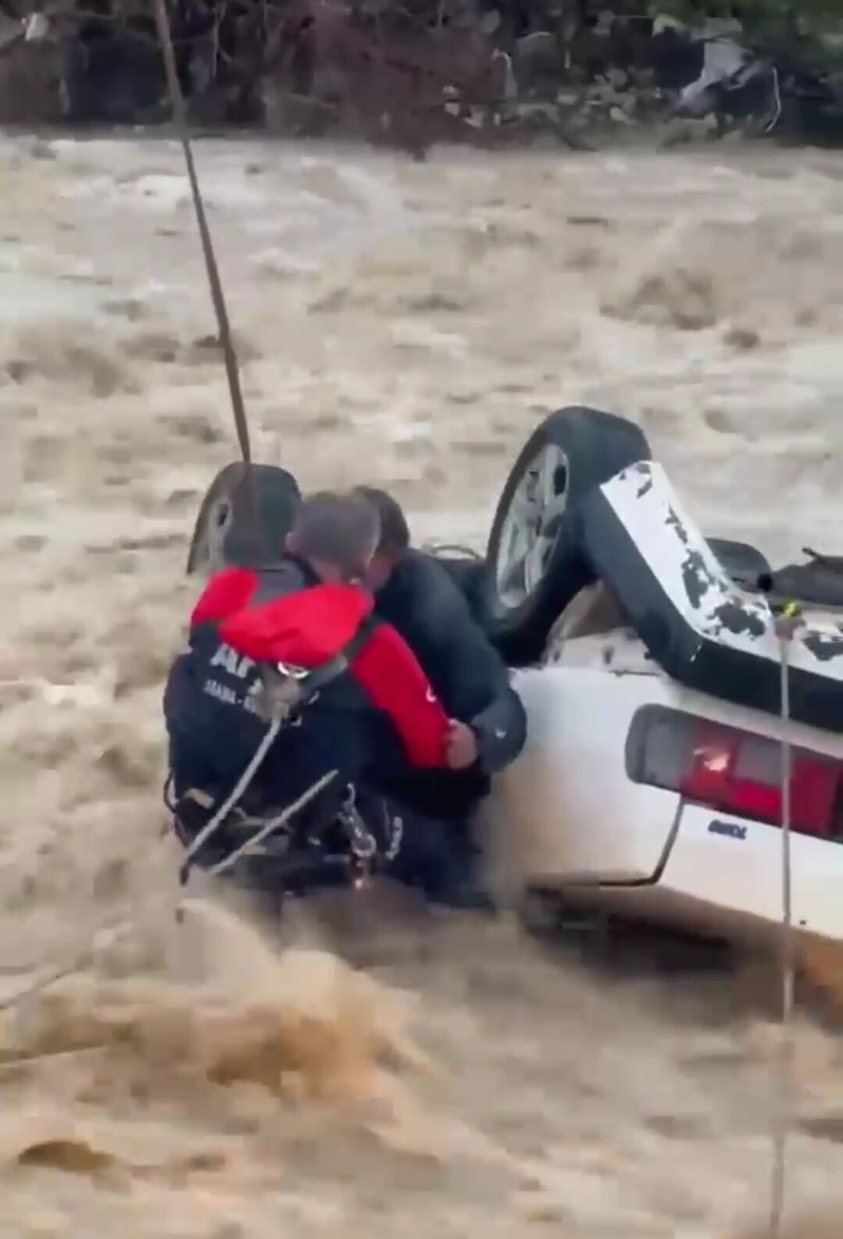 Muğla'da otomobil sel sularına kapıldı: 1 ölü, 1 yaralı