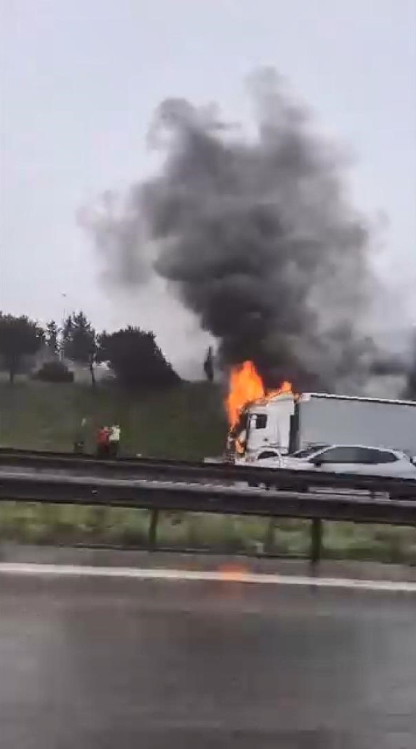 tem otoyolu nda tir yandi trafikte yogunluk 19696862 913 m