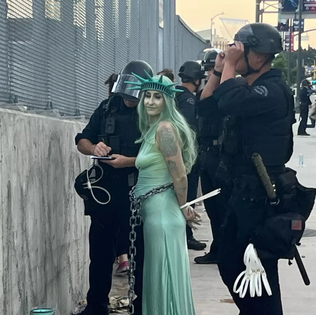 abd polisi ozgurluk heykeli ki 19698654 3680 1 m