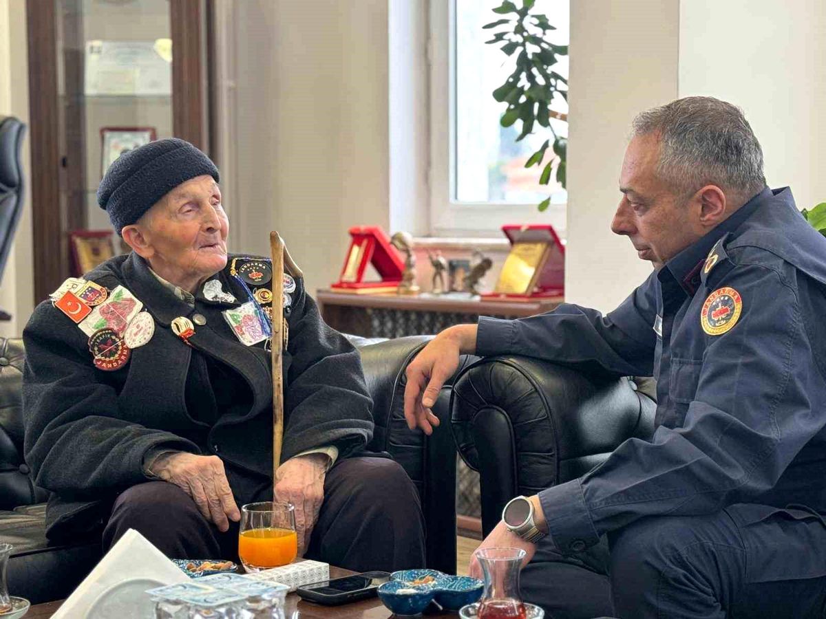 Albay Vanlı, 91 yaşındaki şehit babasını kapıda karşılayıp makamında ağırladı