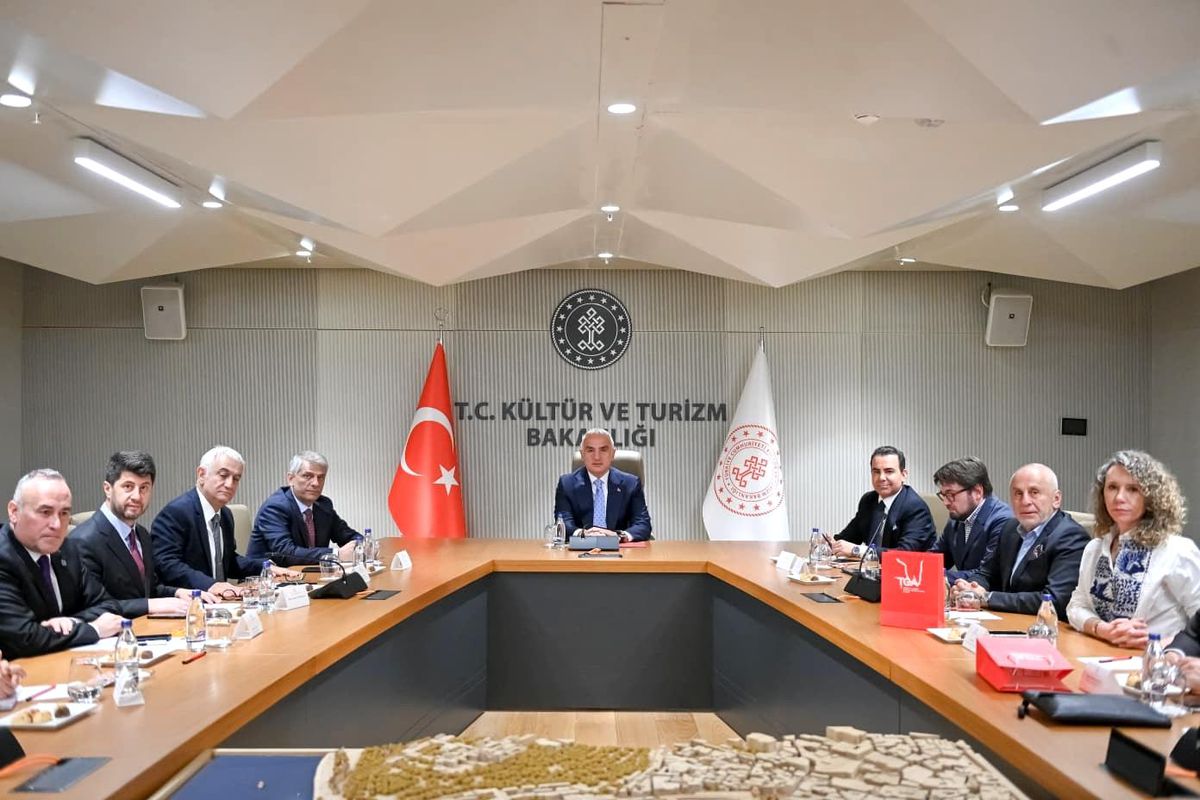 Bakan Ersoy'dan 2026 turizmi için kritik toplantı