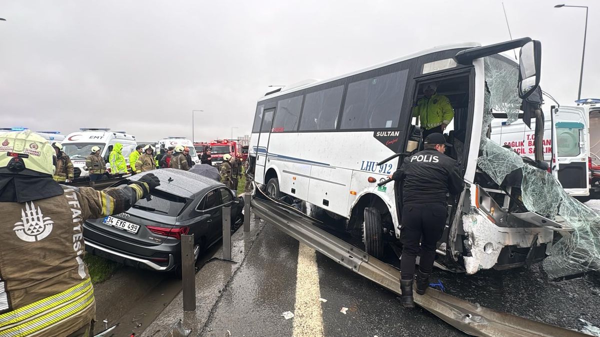 Başakşehir'de servis minibüsünün karıştığı zincirleme kaza ; yaralılar var