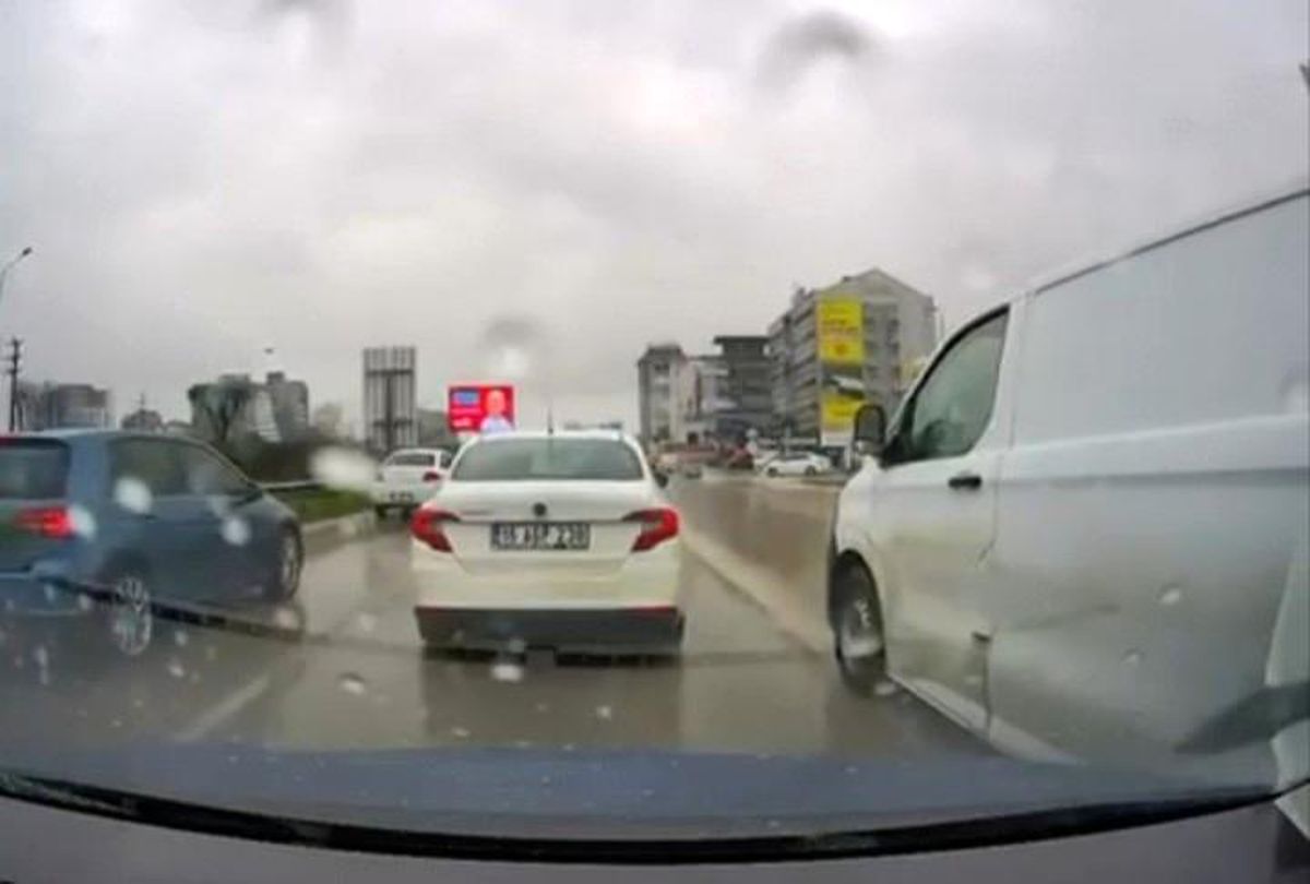 Bursa'da yol verme kavgası: 3 kişi sürücüye saldırdı