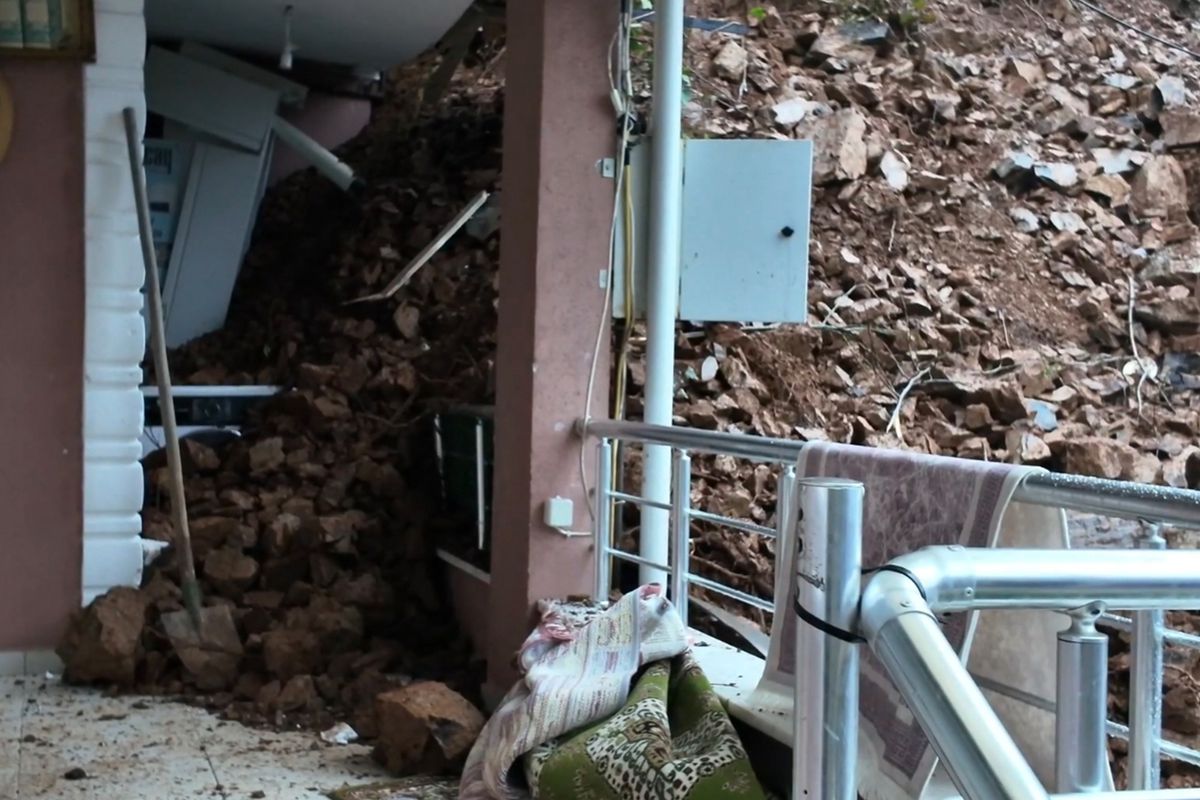 Beykoz'da toprak kayması: Tek katlı ev ve otomobil hasar gördü
