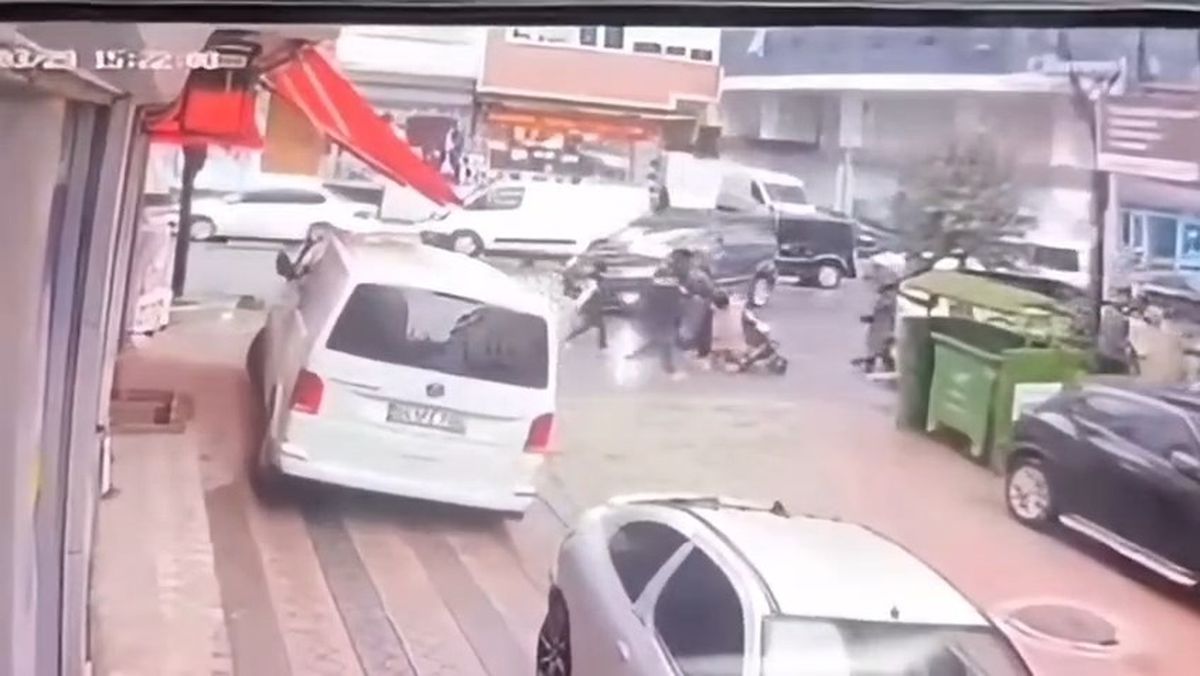 İstanbul –Sultangazi'de hafif ticari aracın çocuğa çarptığı anlar kamerada
