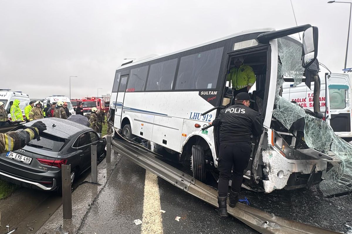 İstanbul'da Zincirleme Kaza: Polis Servisi, 1 Şehit, 16 Yaralı