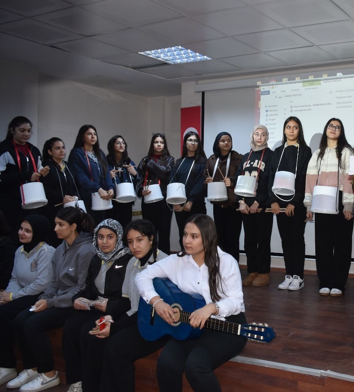 Liselilerden 'geri dönüşüm' orkestrası