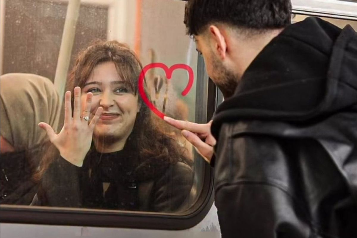 Metroda "Nişanlıyım" yanıtını aldığı kızla bir yıl sonra yeniden buluştu