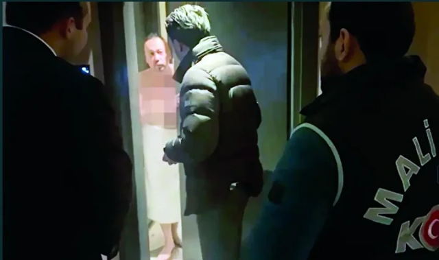 otel odasinda yari ciplak goza 19698331 4421 1 m