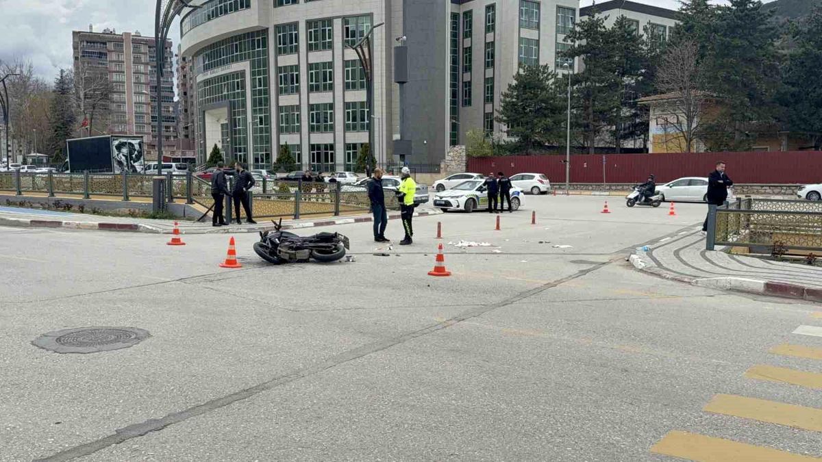 Tokat'ta motosikletle otomobil çarpıştı: 2 ağır yaralı