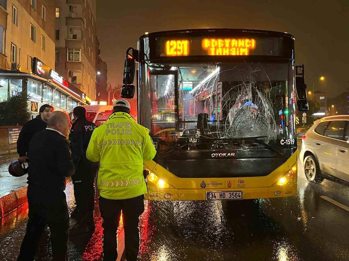 Üsküdar'da kırmızı ışıkta geçen yayaya İETT otobüsü çarptı