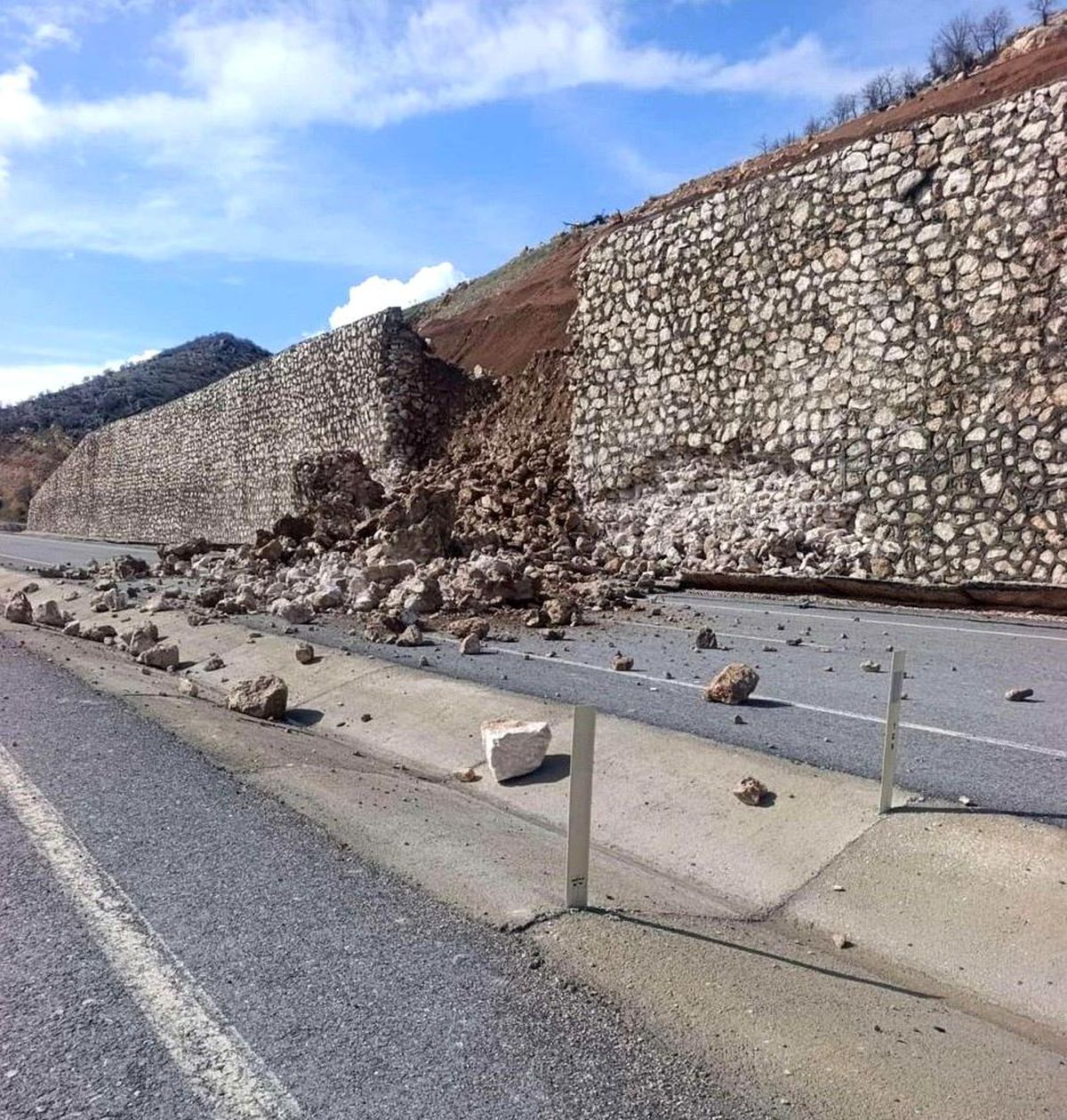 Yağışlara dayanamayan istinat duvarı yıkıldı