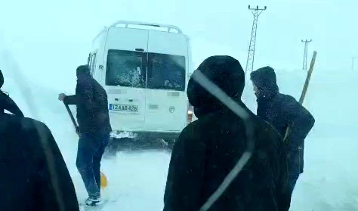 Yüksekova'da tipide yolda mahsur kalan vatandaşlar kurtarıldı