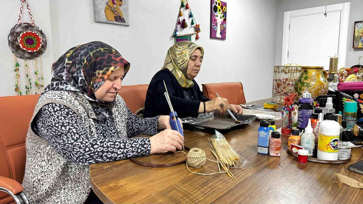Ağrı'da atık ürünler sıfır atık kursunda sanata dönüşüyor