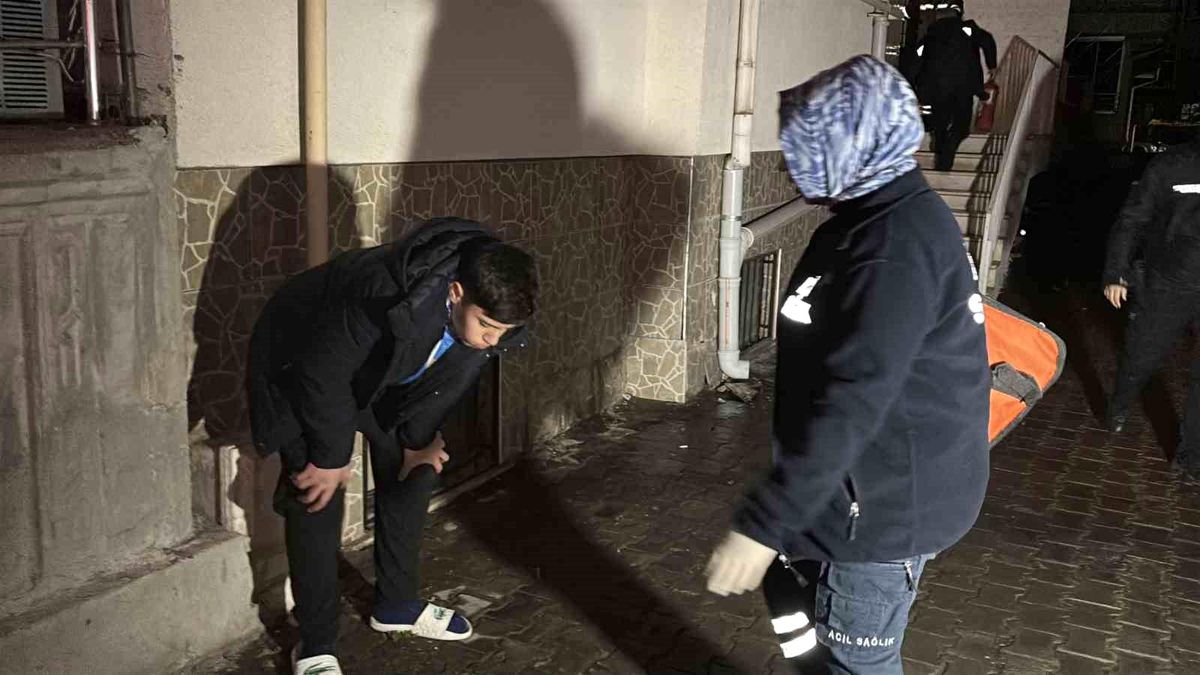 Aksaray'da apartmanda yangın paniği: 6 kişi dumandan etkilendi