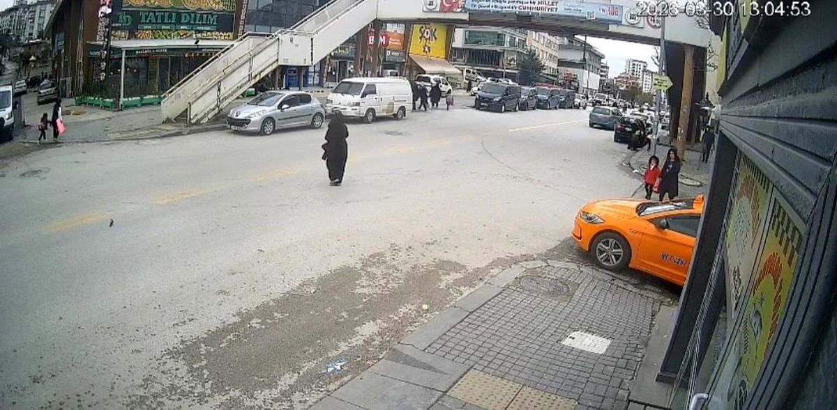 Ankara'da yolun karşısına geçmeye çalıştığı sırada otomobil çarpan çocuk ağır yaralandı