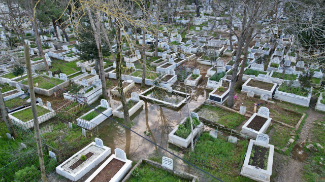 arnavutkoyde mezarlik sular al 19704421 8207 1 m