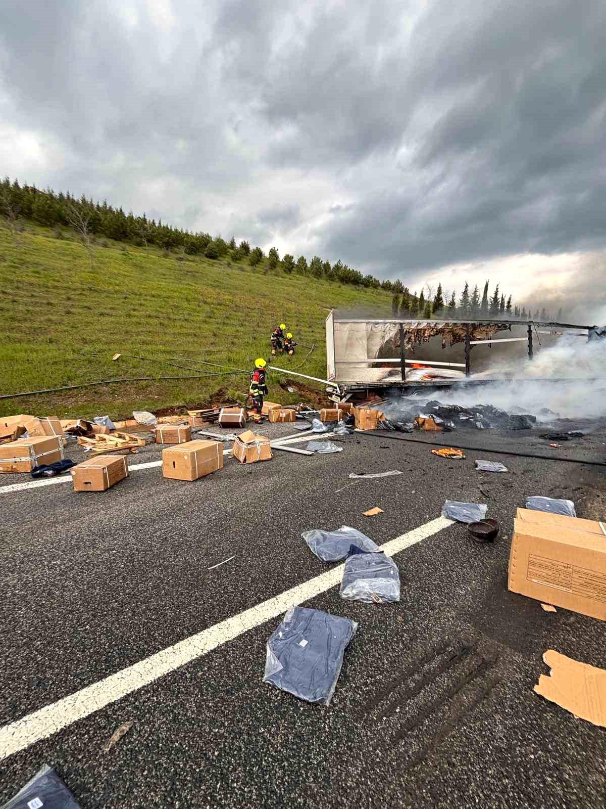 Balıkesir'de otoyolda korkutan tır yangını: 2 yaralı