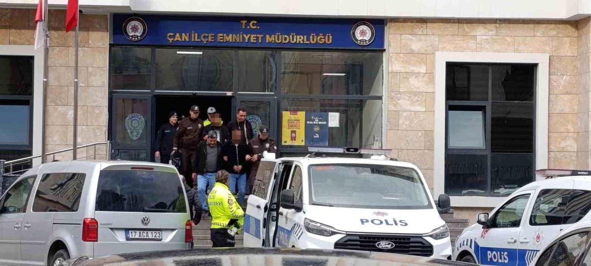 Çaldıkları araçla Edremit'te yakalanan 2 şüpheli tutuklandı