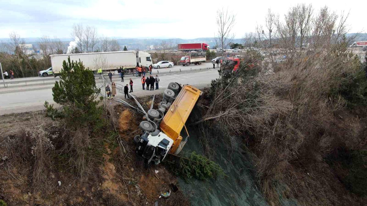 Direksiyon başında fenalaştı, hafriyat kamyonu şarampole devrildi