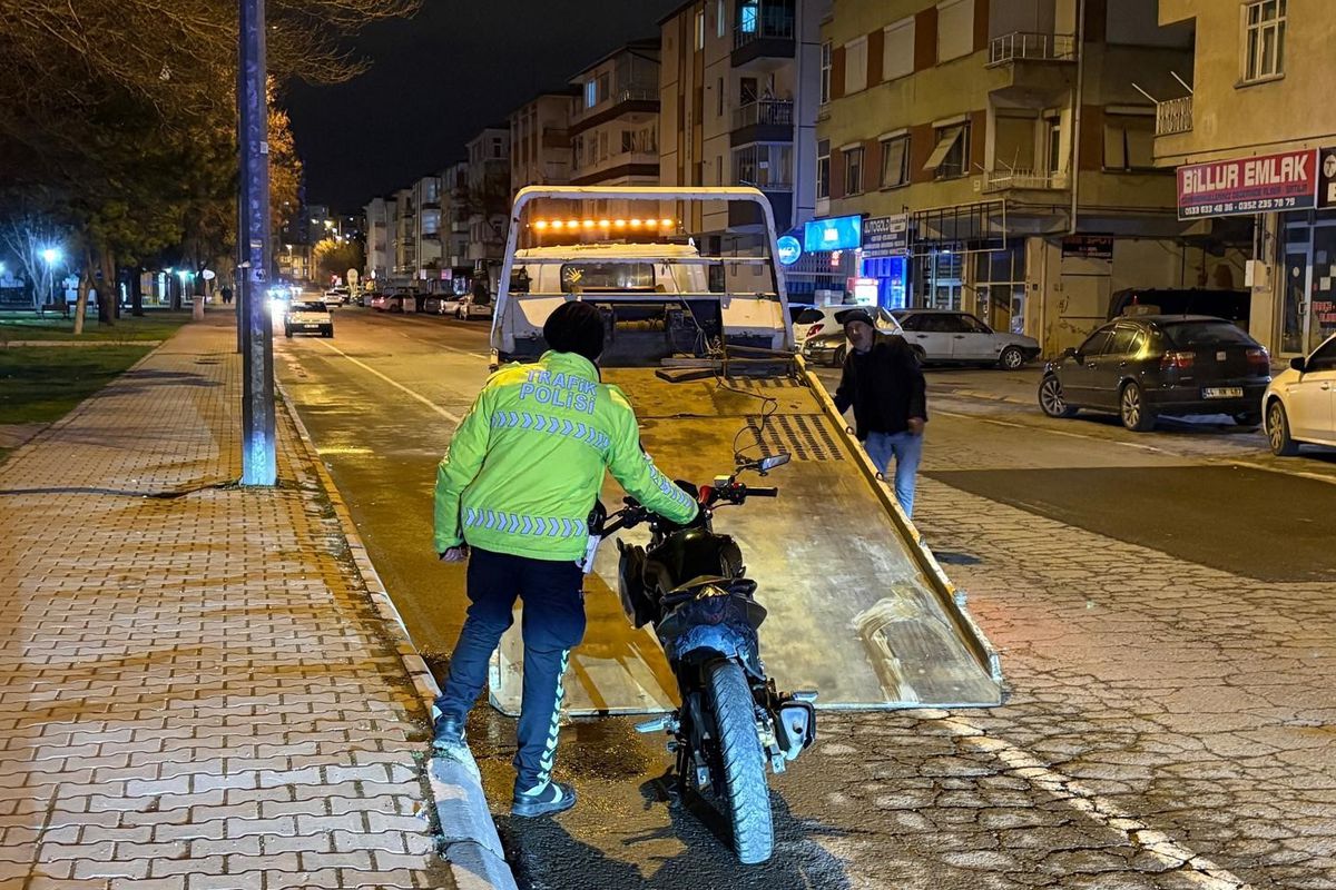 Ehliyetsiz motosikletli polisten kaçtı, ceza yağmuruna tutuldu
