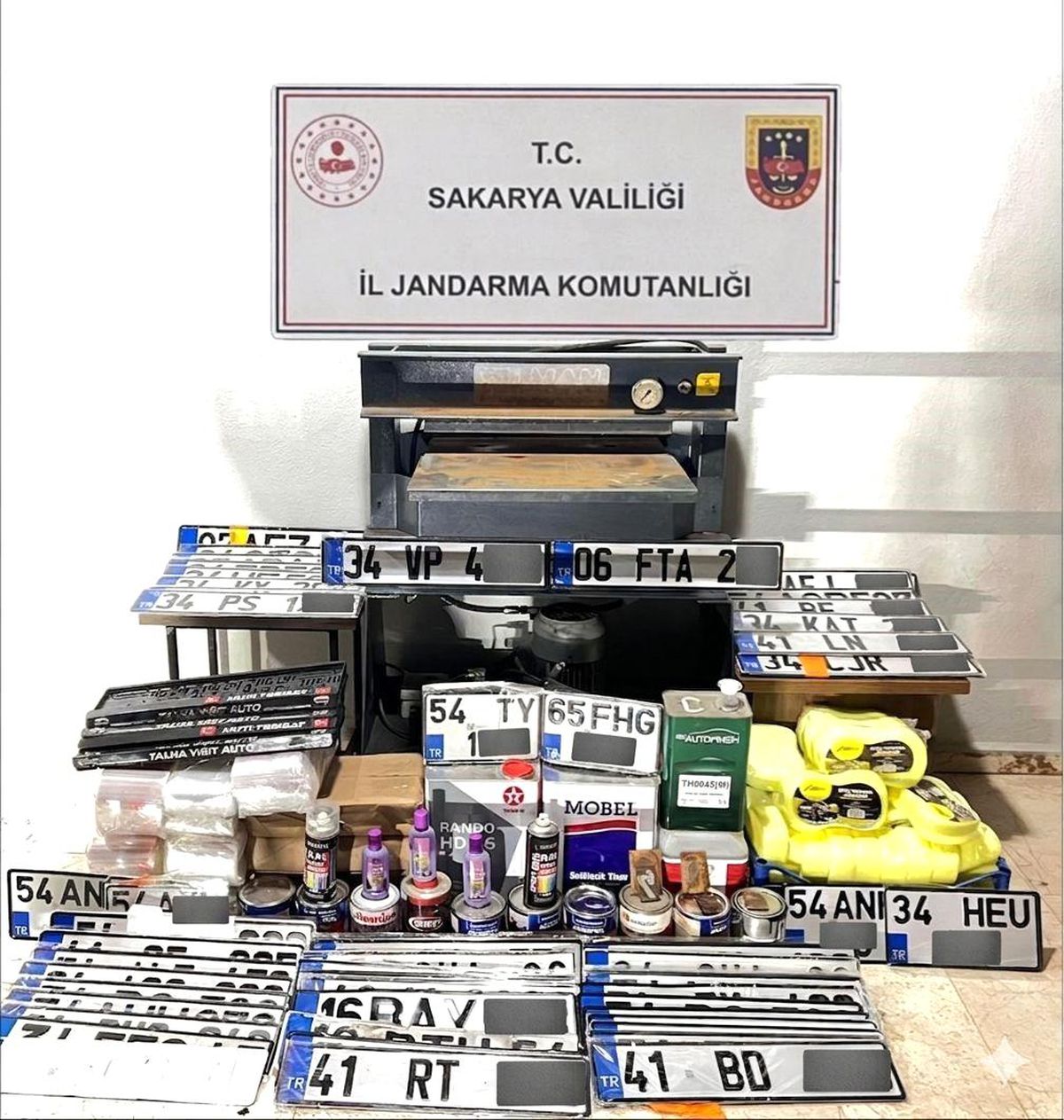 İkametlerini sahte plaka atölyesine çeviren 3 şahıs gözaltına alındı