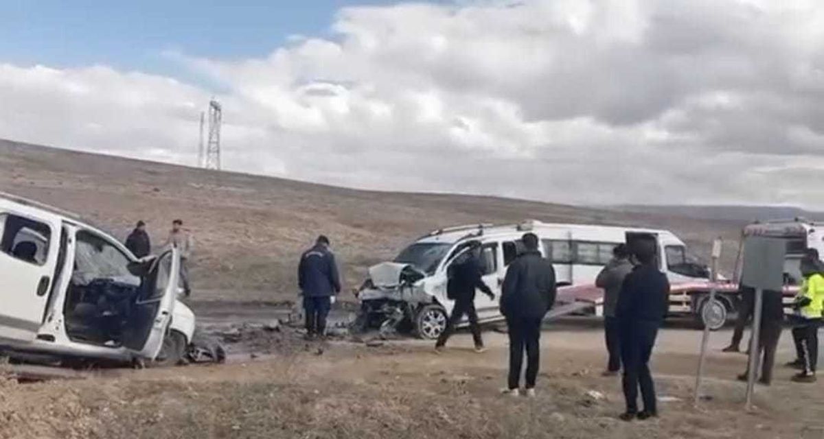 Malatya'da kafa kafaya çarpışan araçlardan 4 kişi yaralandı
