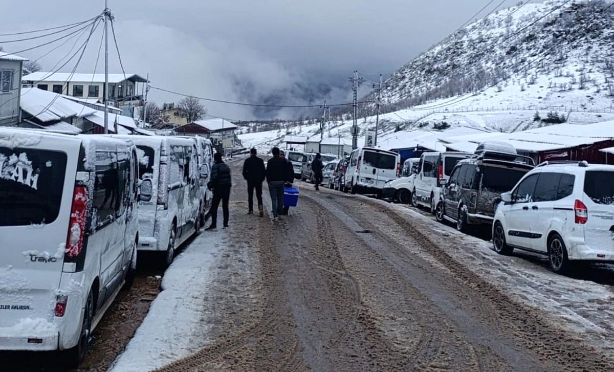 Irak sınırında 'sistem' çilesi: Vatandaşlar kar altında sabahlıyor