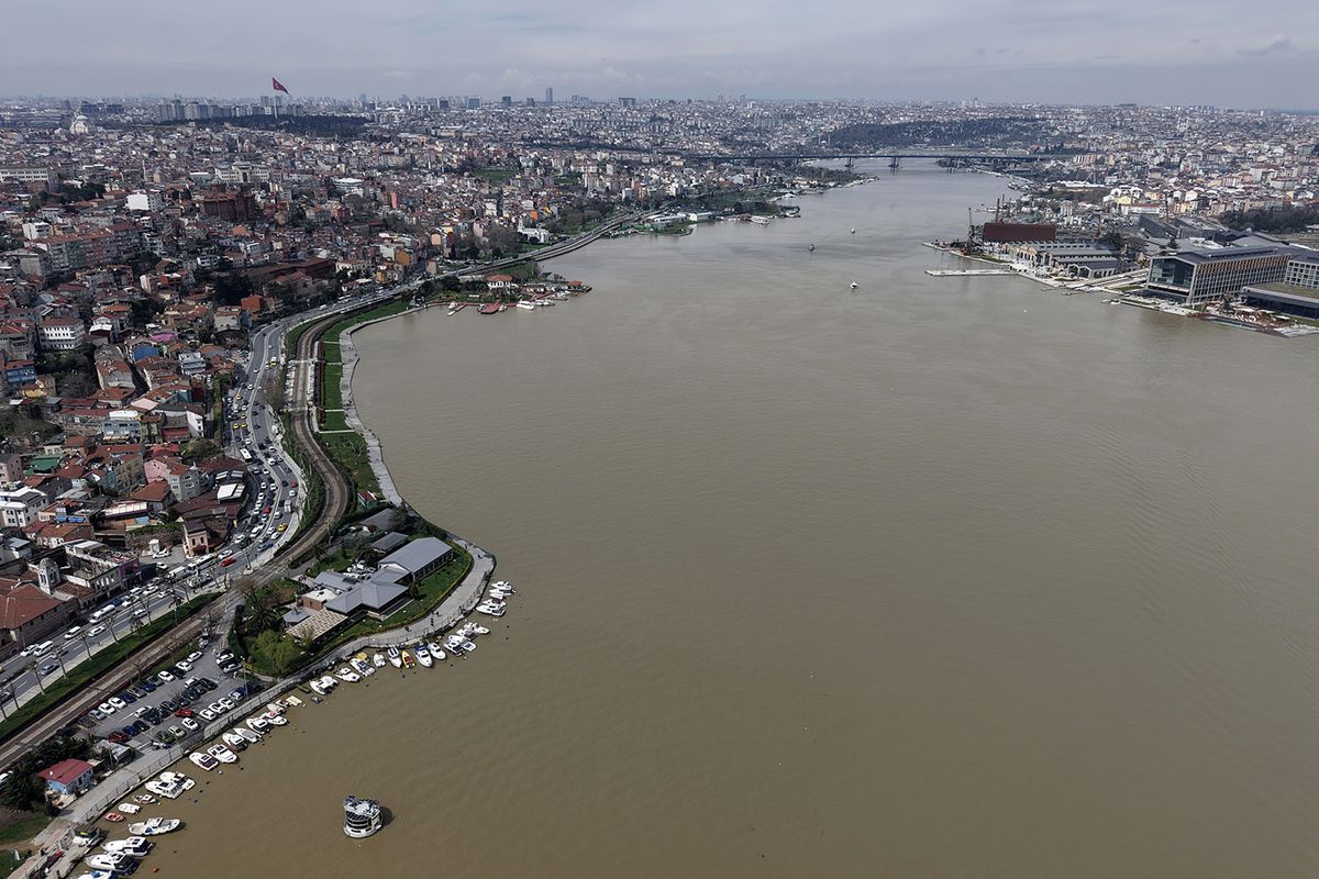 Sağanak sonrası İstanbul Boğazı'ndaki renk değişimi havadan görüntülendi