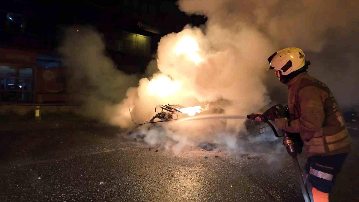 Kadıköy'de korkutan yangın: Motosiklette başladı, otomobile sıçradı