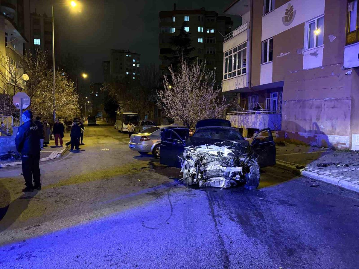 Kazada savrulan otomobil duvarı yıktı: 1'i ağır 5 yaralı