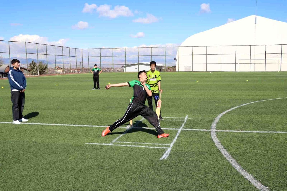 Malatya'da okul sporları yıldızlar kriket grup müsabakaları başladı