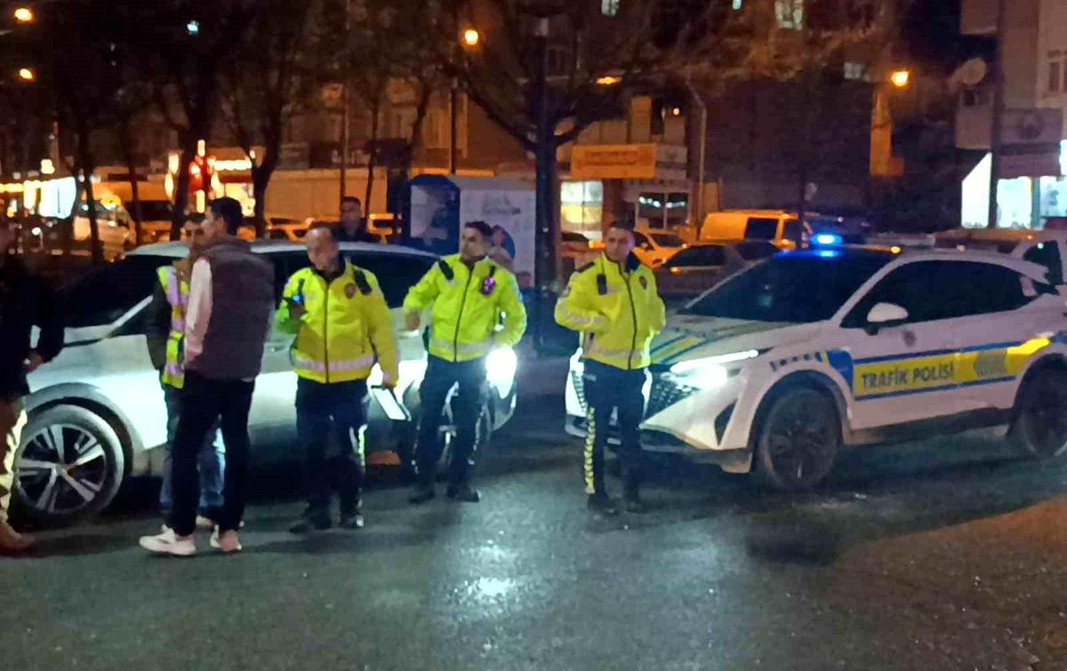 Önce yayaya ardından park halindeki araca çarpıp kaçtı
