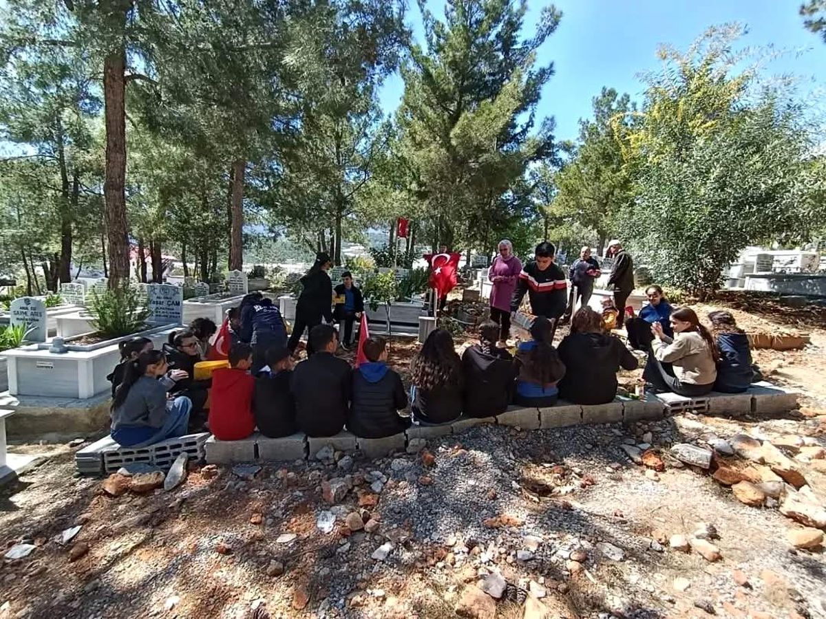 Öğrenciler Şehit Polis Yabalak'ı Andı